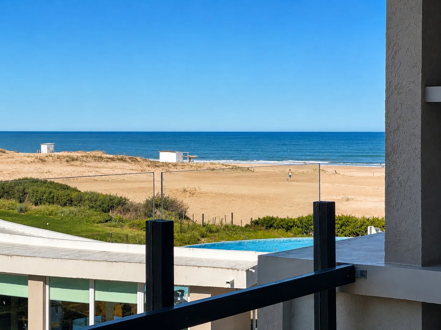 Vista directa a la playa desde Linda Bay